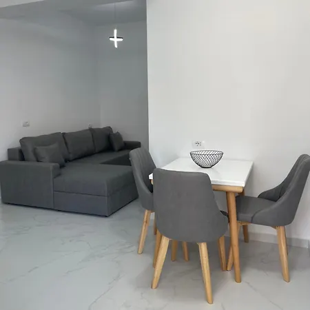 White House Dami * Sarandë