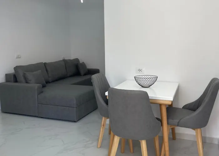 White House Dami * Sarandë