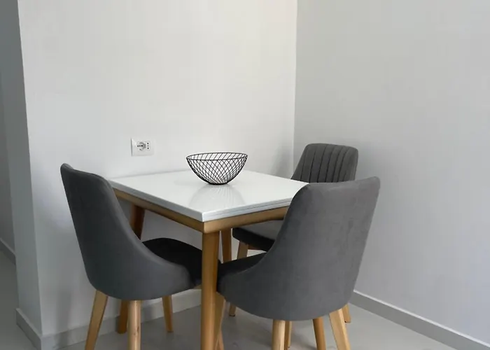 White House Dami Apartment *