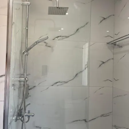 White House Dami * Sarandë